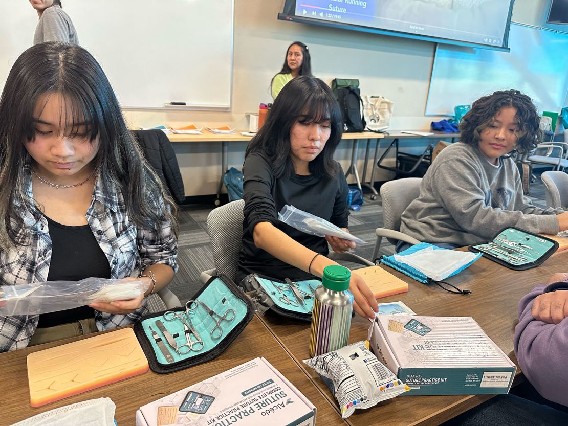 Siswa kelas sebelas NACA berlatih menjahit selama kunjungan lapangan ke Universitas New Mexico bersama FACES for the Future Coalition, sebuah organisasi yang membantu kaum muda mengejar pendidikan.