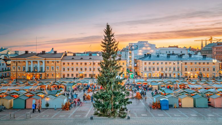R05R70 Helsinki, Finland. Christmas Xmas Market With Christmas Tree On Senate Square In Sunset Sunrise Evening Illuminations.