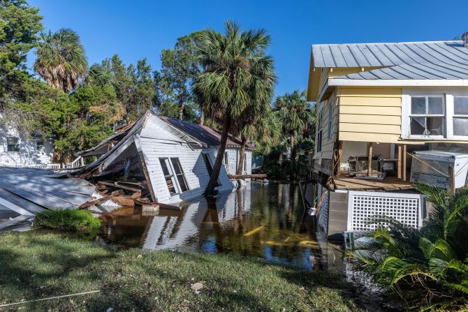 Hậu quả của cơn bão Helene được nhìn thấy ở Cedar Key, Florida, vào thứ sáu.