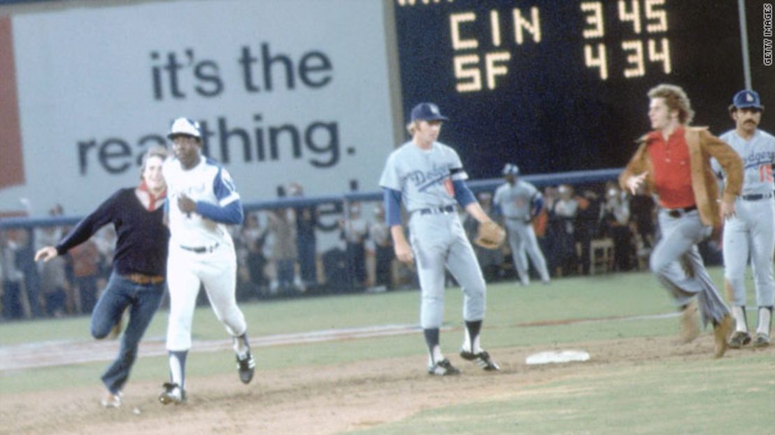 Hank Aaron -- and two young men -- rounded the bases after Aaron hit a record-breaking home run in 1974.