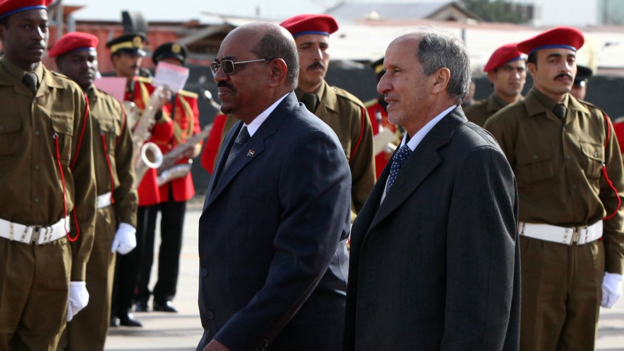 Libya's NTC chief Mustafa Abdel Jalil (R) and Omar al-Bashir (L) during a welcoming ceremony in Tripoli on January 07.