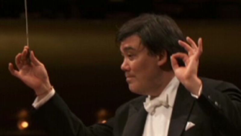 A ringing cell phone makes the conductor halt the New York