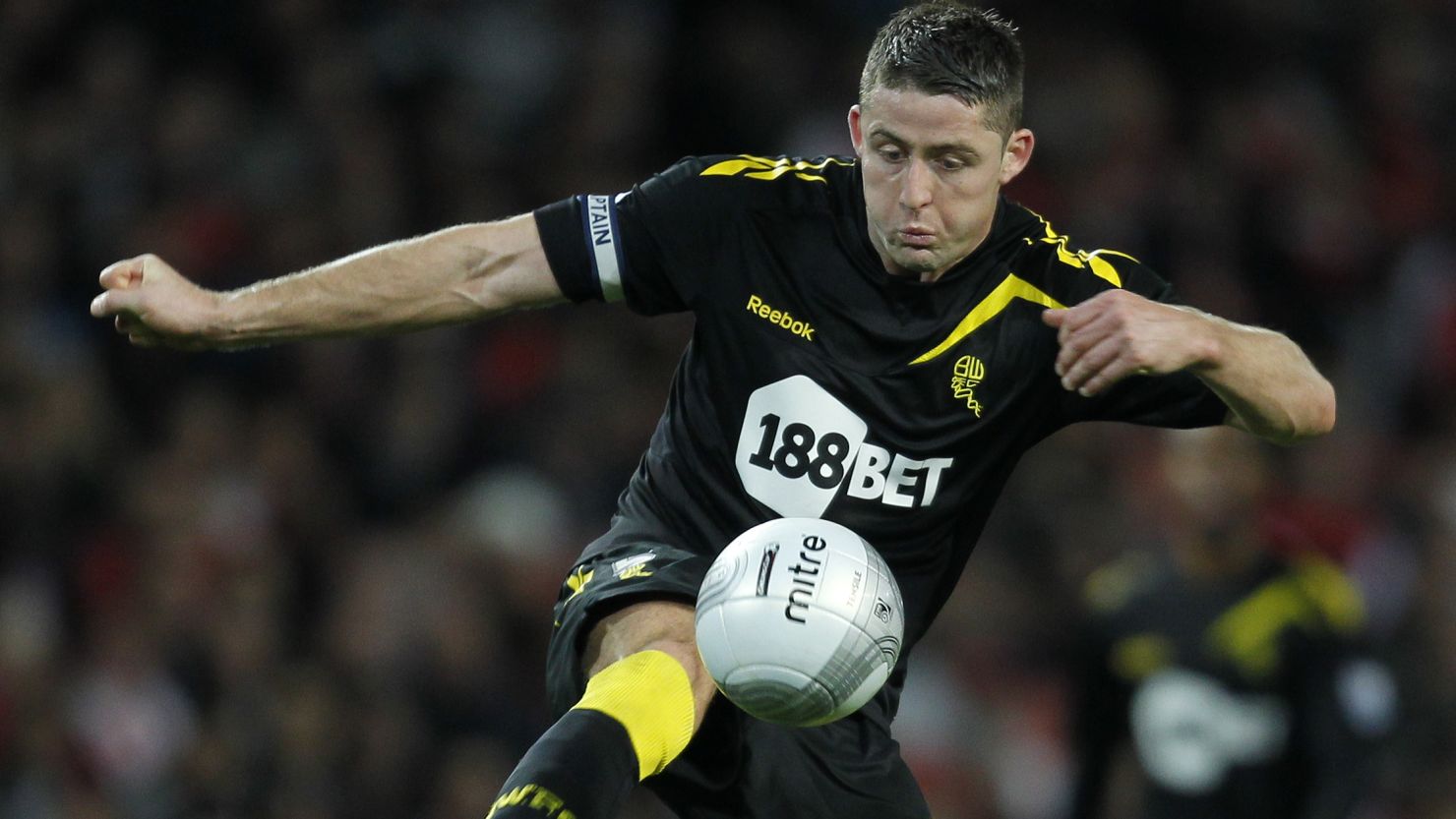 England defender Gary Cahill has signed a five-and-a-half year contract to become a Chelsea player.