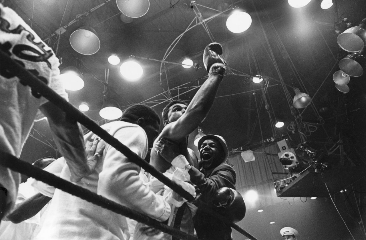 Alí se convirtió en campeón del mundo por primera vez en 1964, cuando aún era conocido como Cassius Clay. batió las probabilidades al vencer al campeón defensor Sonny Liston, un resultado que lo llevó a gritar "Soy el más grande" a los periodistas.