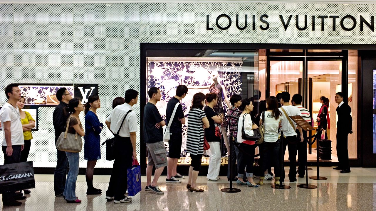 ASIAN SHOPPERS BUY LOUIS VUITTON PRODUCTS Editorial Photography