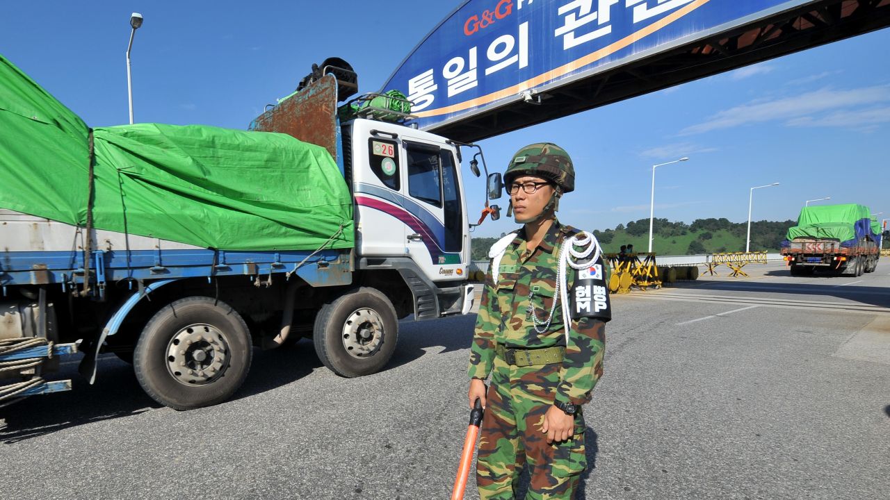 File photo of South Korea's trucks carrying 530 tons of flour for North Korean flood victims on September 16, 2010.