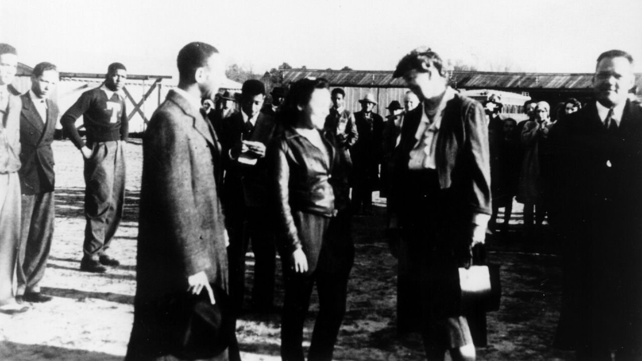 In March 1941 in Tuskegee, Mildred Hemmons met Eleanor Roosevelt, whose support helped bolster the program.