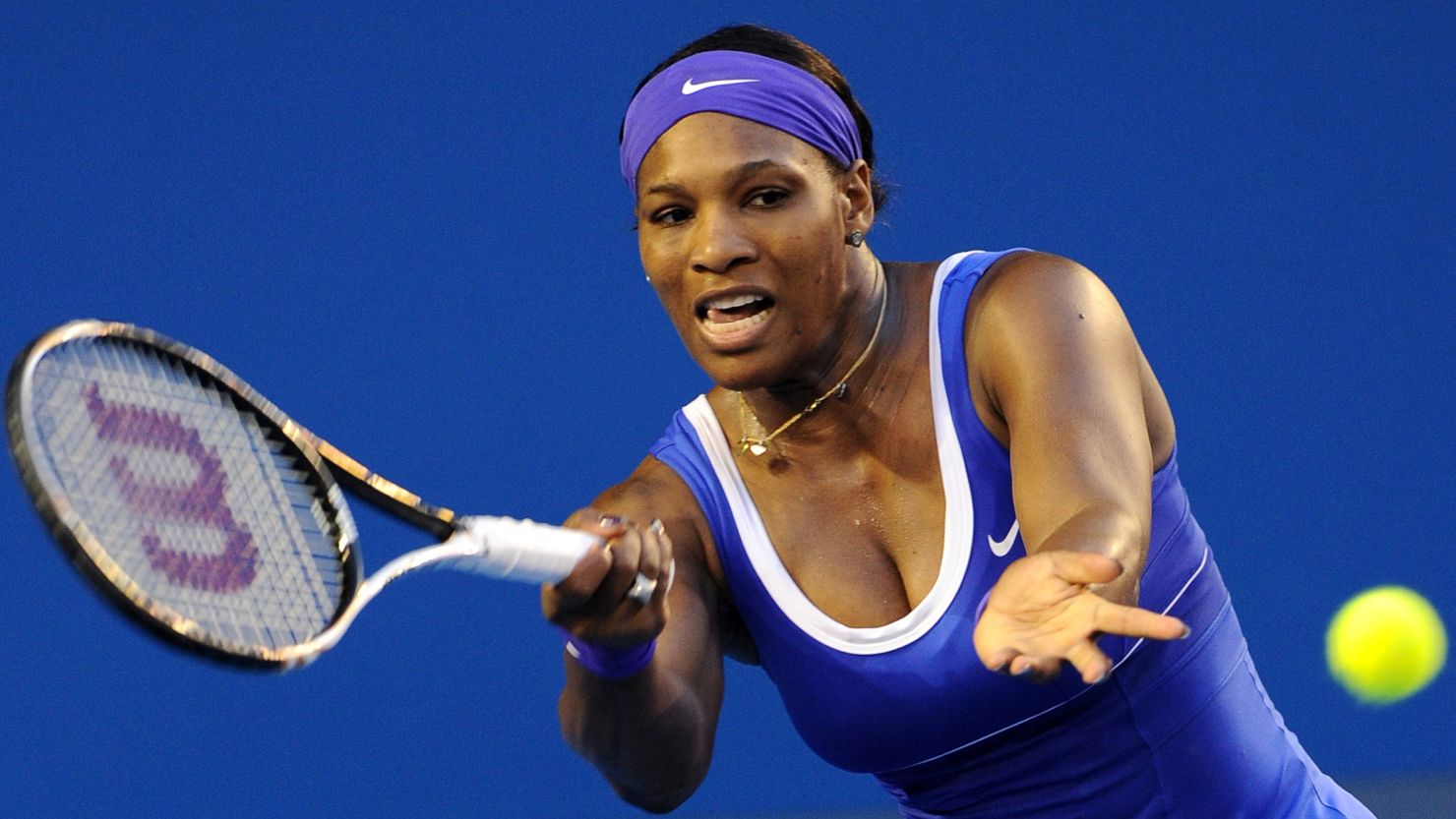 Serena Williams completed a easy victory over Hungary's Greta Arn in the third round of the Australian Open on Saturday.