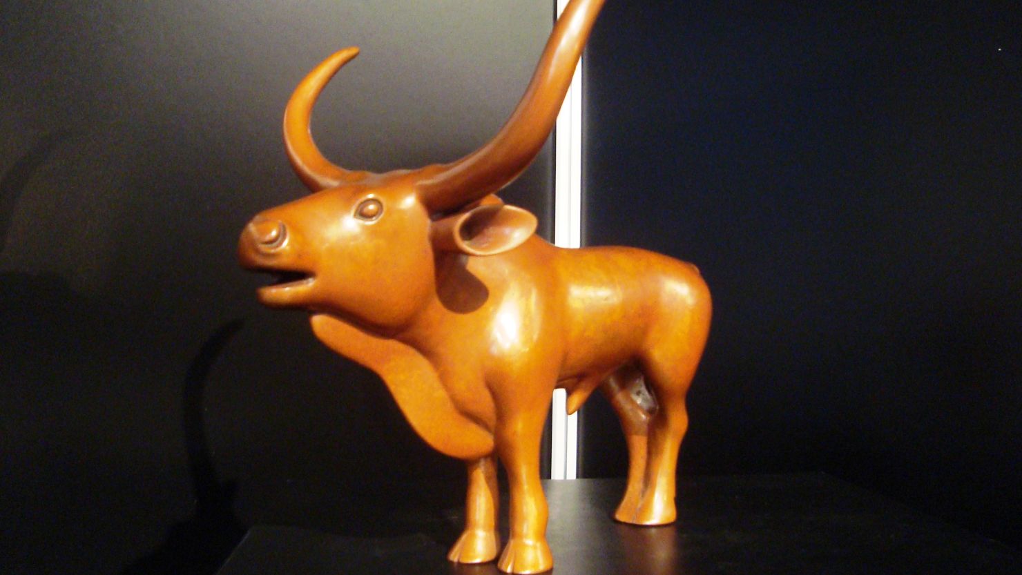 A bronze yak that was a gift from Chinese leader Mao Zedong in the 1970s has a starting price of 300 euros.
