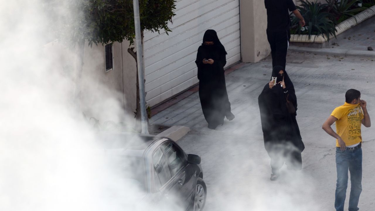 (file photo) Bahraini anti-government protesters seek cover during clashes with police in Zinj Village on December 23, 2011.