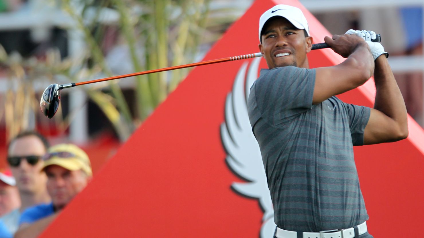 Tiger Woods returned to the top of the leaderboard with a six-under par 66 in Abu Dhabi on Saturday. 