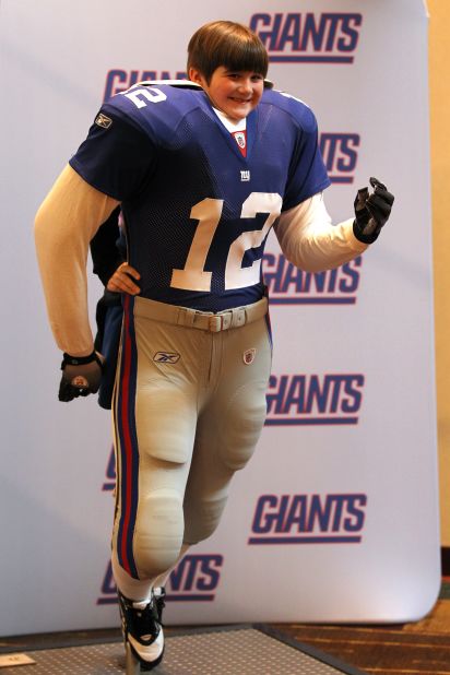 A young New York Giants fan gets the chance to emulate his heroes at the Super Bowl Experience.