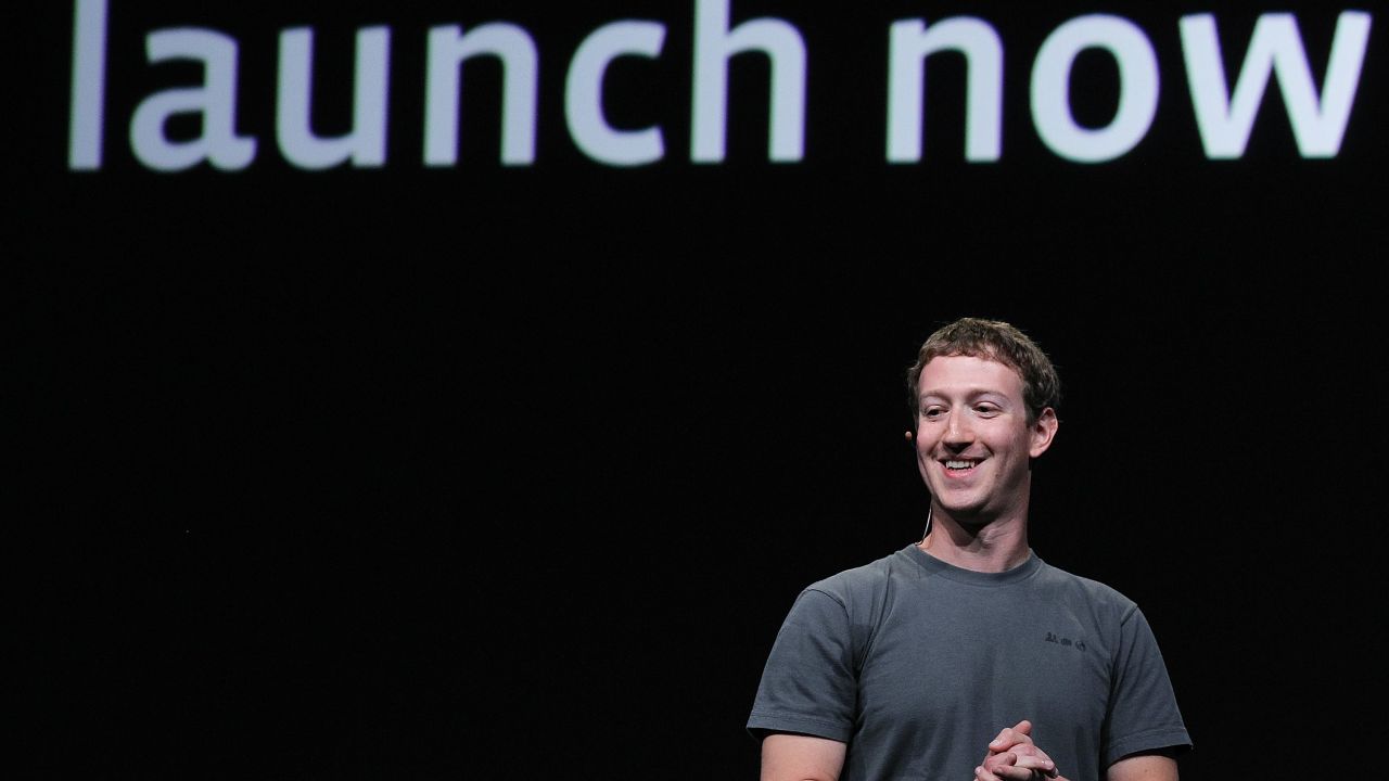 Facebook CEO personally hammered out the $1 billion deal for Instagram in his home, according to a report.