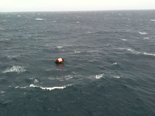 Un ferry con unas 350 personas a bordo se hundió este jueves frente a las Costas de Papúa Nueva Guinea, informaron las autoridades de Australia.