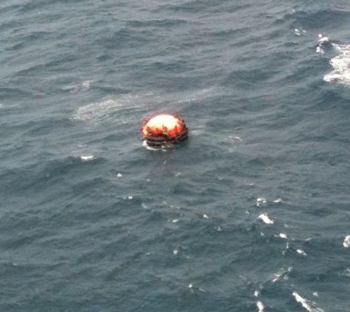 Sobrevivientes de la tragedia en un flotador tras el hundimiento del barco frente a la costa este de Papúa Nueva Guinea, el 2 de febrero de 2012.