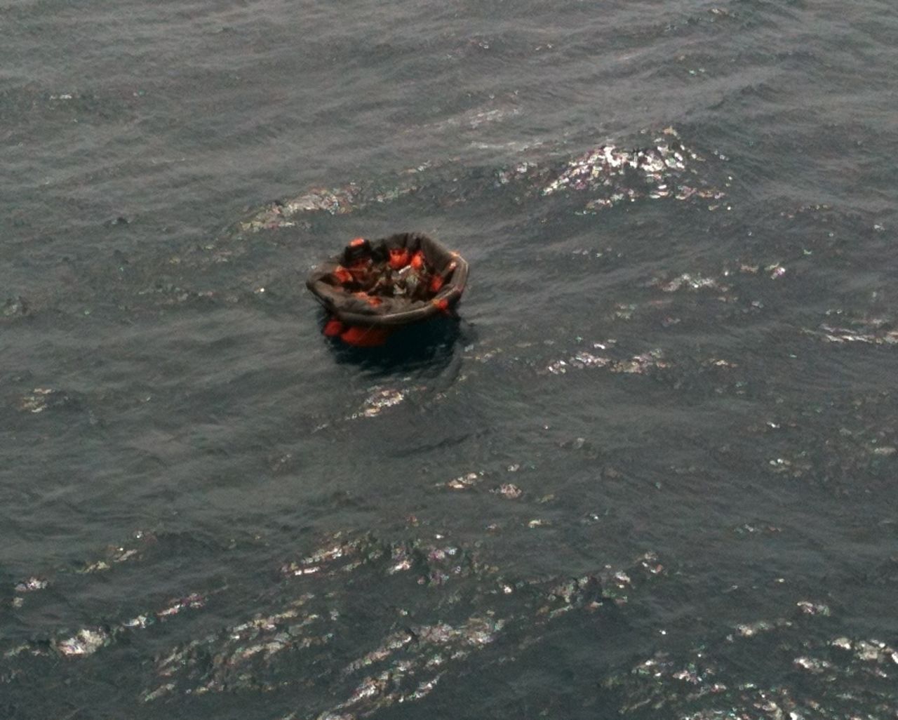 Barcos y helicópteros acudieron al lugar para tratar de salvar a decenas de personas que quedaron a la deriva en el mar por el hundimiento.