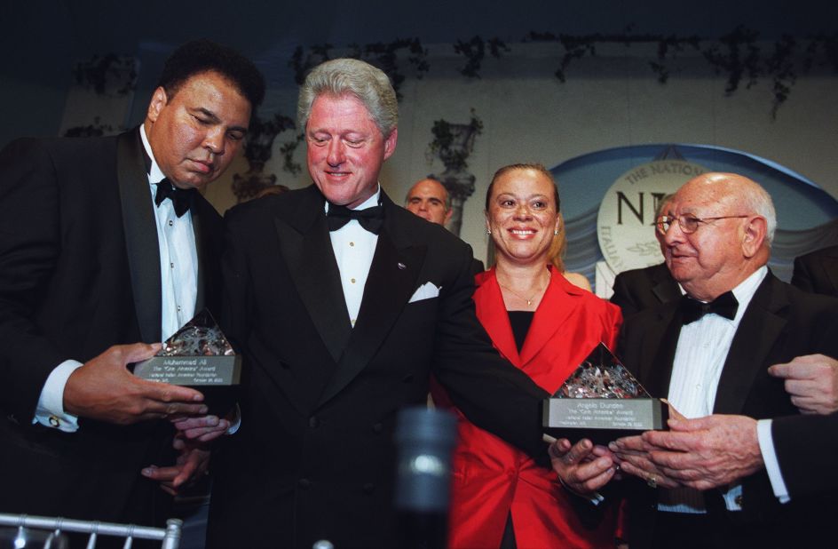 In 2000, U.S. President Bill Clinton presented Ali and Dundee with the National Italian American Foundation One America award. Born in Philadelphia, Dundee had Italian ancestry.