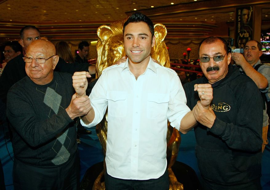 Dundee helped Oscar De La Hoya train for his 2008 fight against Manny Pacquiao in Las Vegas.