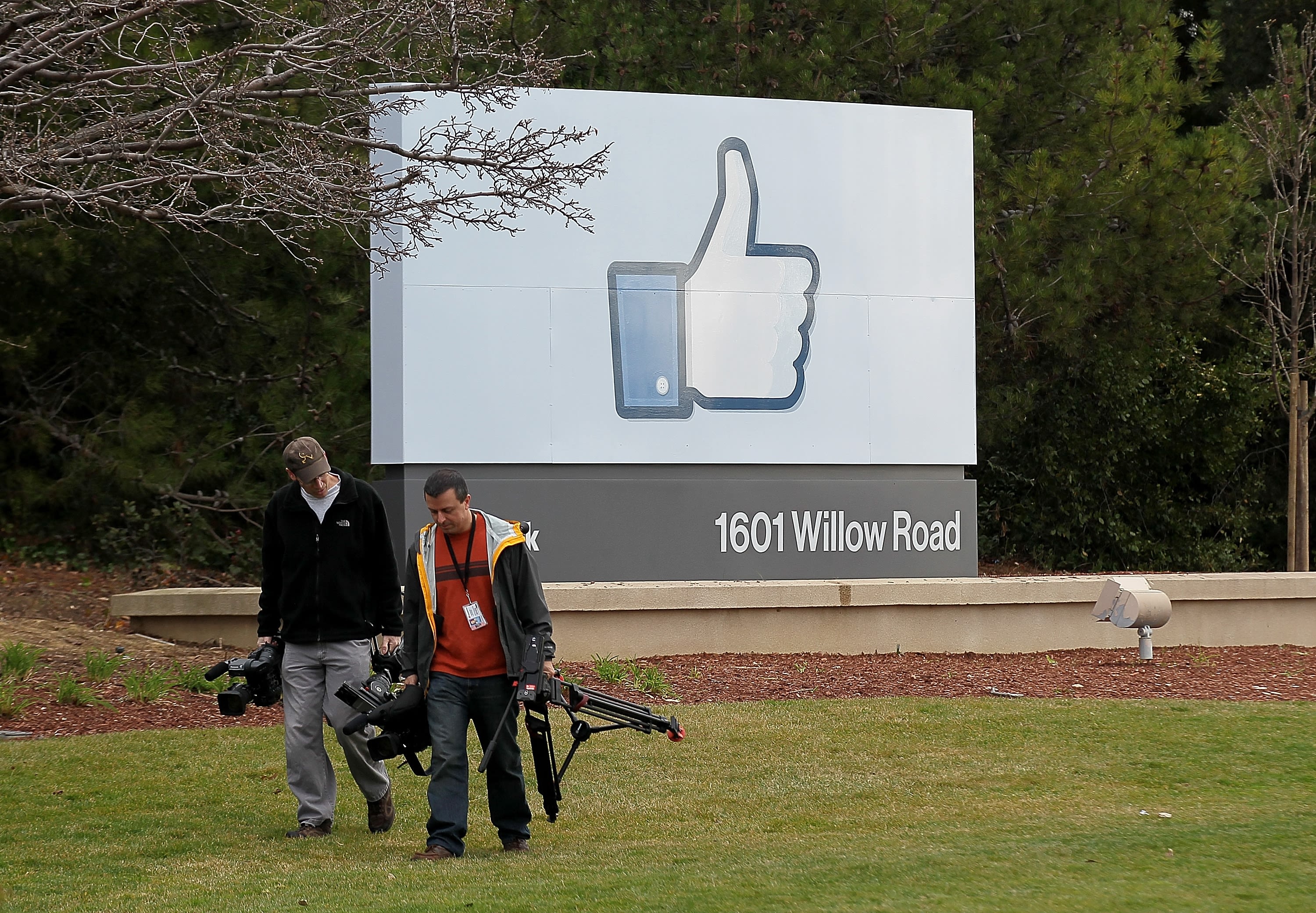 Facebook rolls out 'verified accounts,' celeb nicknames | CNN ...