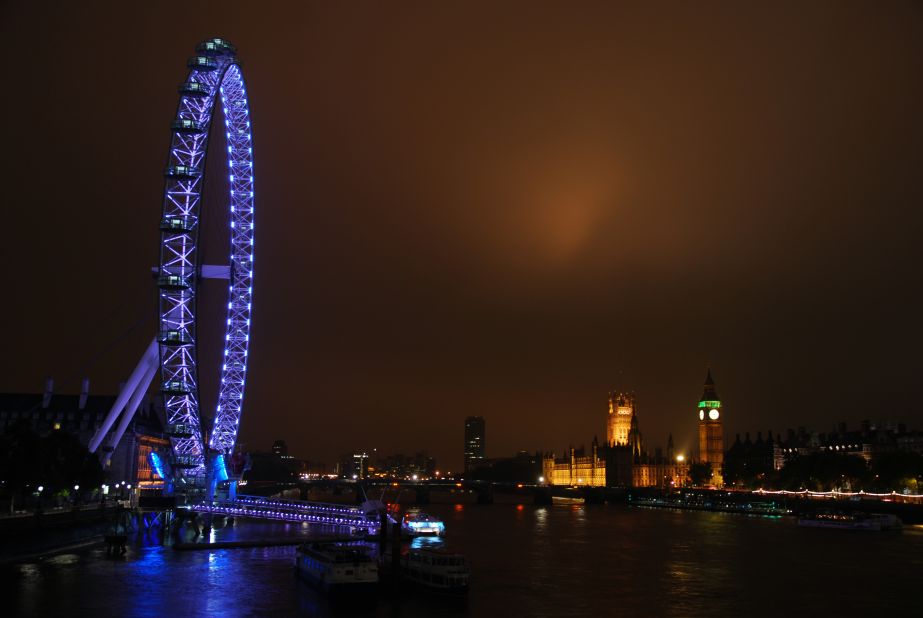Kevin Kasmai captured this view of the London Eye lit up over the River Thames.