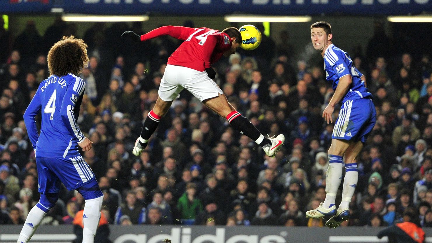 Javier Hernandez heads home a late equalizer to complete Manchester United's comeback at Chelsea.