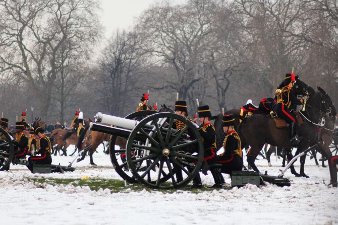 The young gunners kneel by the tradtional First World War 'thirteen pounder' state saluting guns.