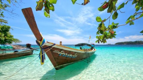 Sitting in the crystal-clear waters of the Andaman Sea, about 60 kilometers off of the coast of Satun province, white-sand fringed Koh Lipe is in the Tarutao National Marine Park. 