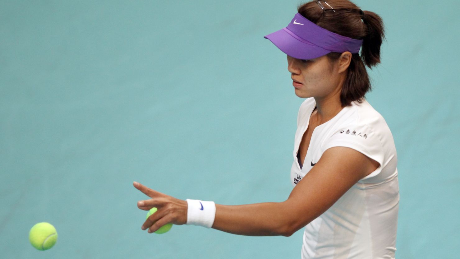 French Open champion Li Na suffered an unhappy return to Paris after injury forced her withdrawal from the indoor event