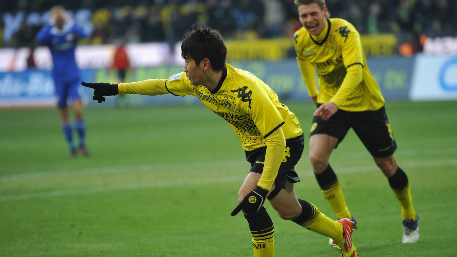 Borussia Dortmund's Shinji Kagawa celebrates scoring the winning goal against Bayer Leverkusen on Saturday.