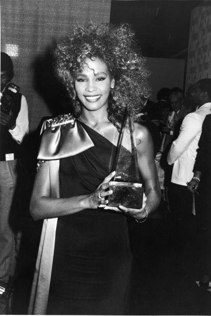 Houston poses with an American Music Award in 1986.
