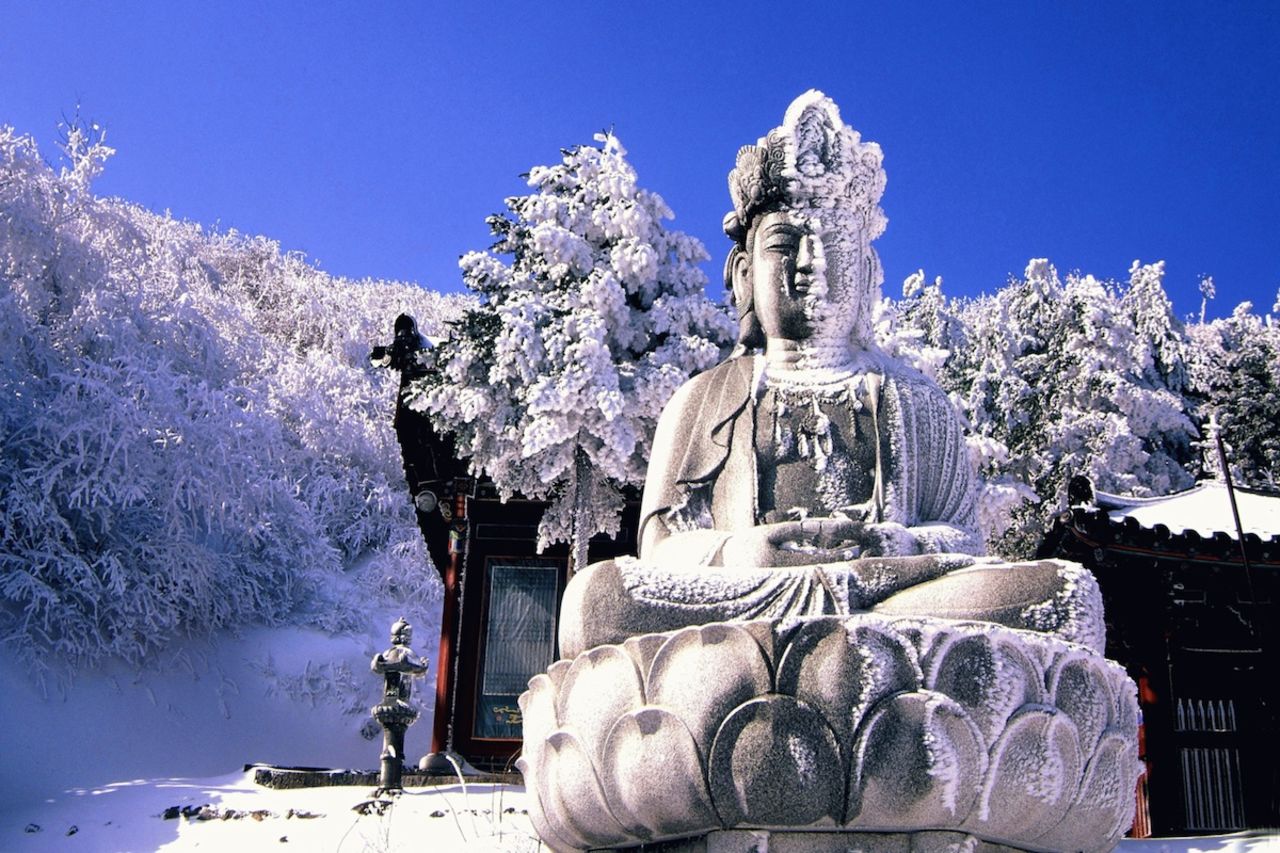 Manggyeongsa Temple is situated on Taebaek mountain, at an altitude of 1,460 meters.