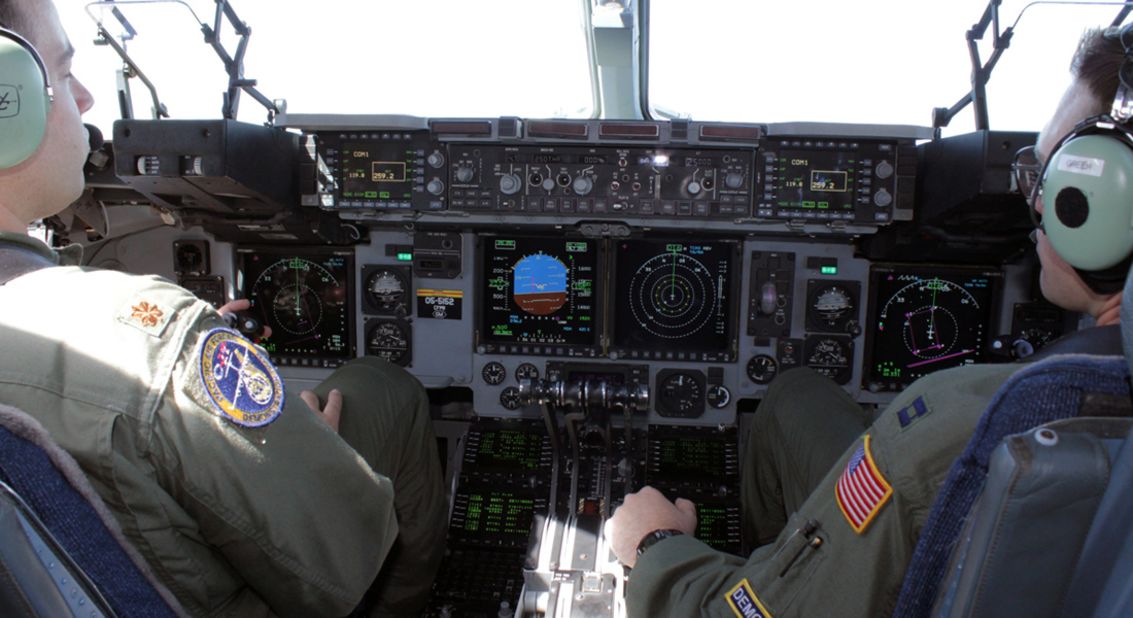 On the flight deck of the U.S. Air Force C-17 Globemaster "Hickham."