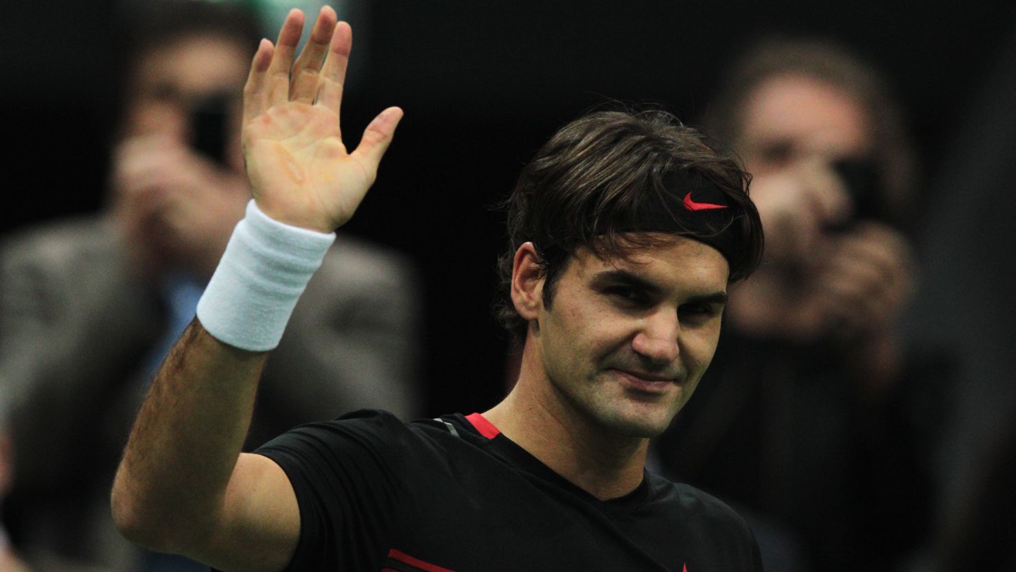 Roger Federer waves to the crowd after defeating Jarkko Nieminen in Rotterdam
