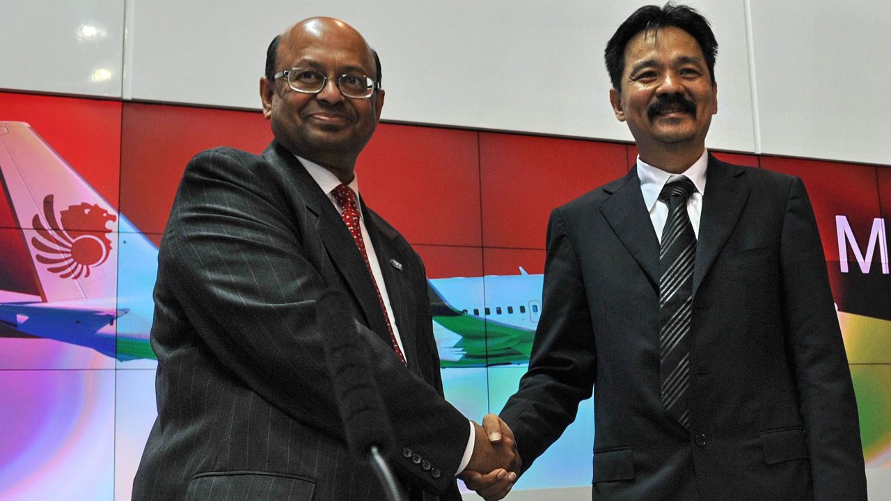Rusdi Kirana (R), Lion Air founder, shakes hands with Dinesh Keskar (L) of Boeing at the Singapore Airshow on February 14, 2012.