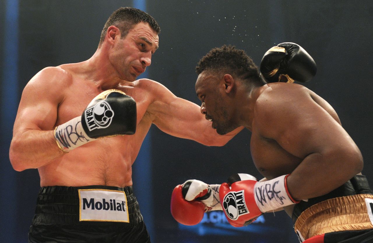 The veteran Ukrainian Klitschko (L) beat challenger Chisora on points.