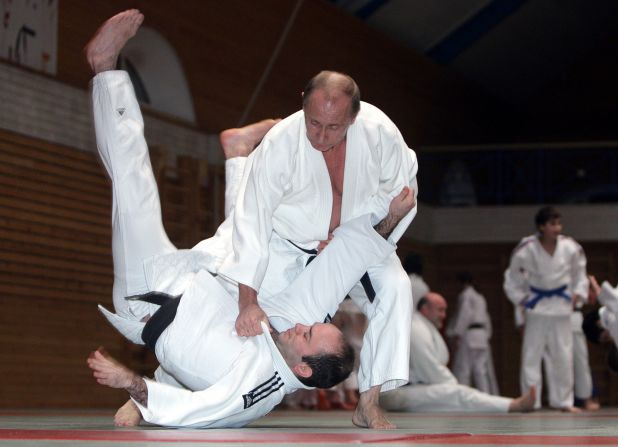 Un apasionado de las artes marciales, Putin lanza a un competidor durante una sesión de judo en San Petersburgo en diciembre de 2009.