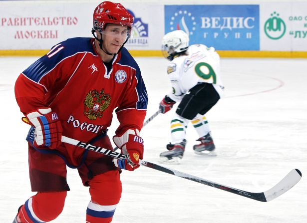 El mandatario participa de un entrenamiento para jóvenes jugadores de hockey sobre hielo antes de la final del torneo "Golden Puck" en Moscú en 2011.