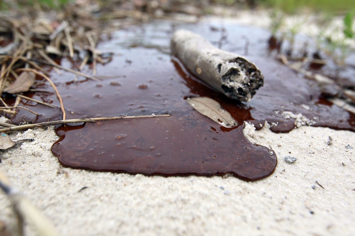 Aquí se ve el espeso petróleo que llegó hasta la orilla en el derrame de petróleo de Deepwater Horizon en el golfo de México el 1 de julio de 2010, en Gulfport, Misisipí.   La nanotecnología tiene el potencial de abordar desastres ambientales como este de manera mucho más efectiva que los métodos tradicionales.   