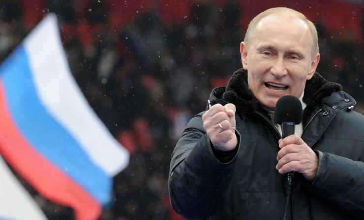 Putin le habla a sus partidarios en una concentración en Moscú el 23 de febrero de 2012. Él ganó las elecciones presidenciales en marzo, con un poco menos del 65% del voto. El ex presidente Mendvedev se convirtió en su primer ministro. 
