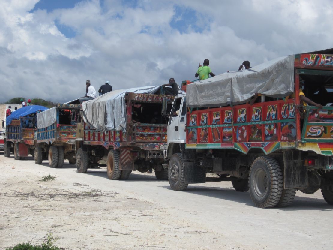 There are not enough convoys like this one to carry the thousands of Haitians who want to leave the Dominican Republic.