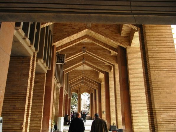 The Baghdad Mayoralty was built in the 1980s by architect Hisham Munir using similar brick to that used in other eras.