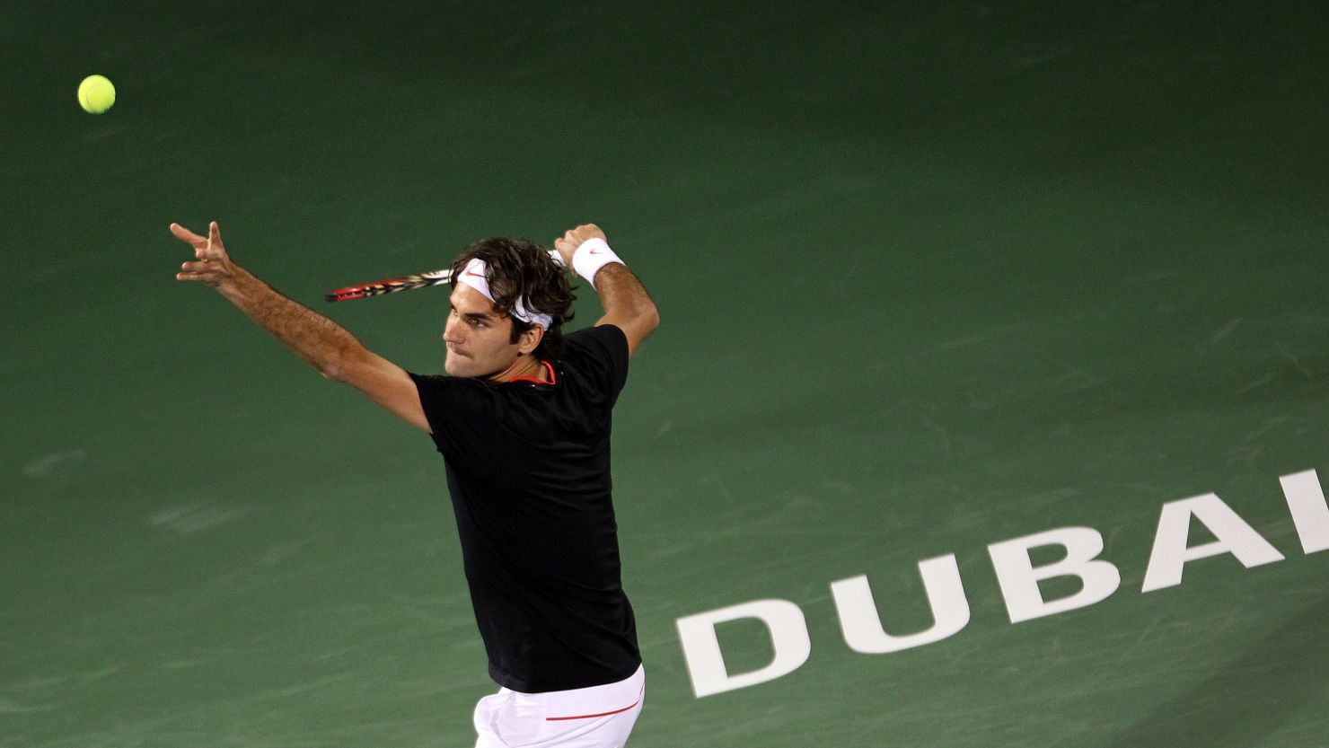 Roger Federer stayed on course for a fifth Dubai title with a first round victory over Michael Llodra