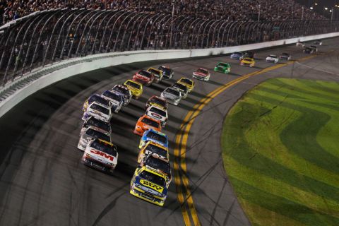 When the action on track resumed at the Daytona International Circuit, American Matt Kenseth took to the front of the field.