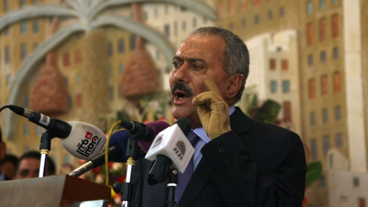 Yemen's former president Ali Abdullah Saleh formally hands power to his deputy, Abdurabu Mansur Hadi in Sanaa on February 27, 2012.