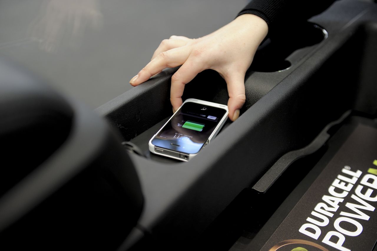 A wireless in-car phone charger created by Duracell and Powermatt .