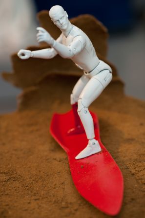 "Mind Surfer" es otra idea futurista basada en un nuevo deporte en el que se crearían olas de arena mediante "nanobots". 