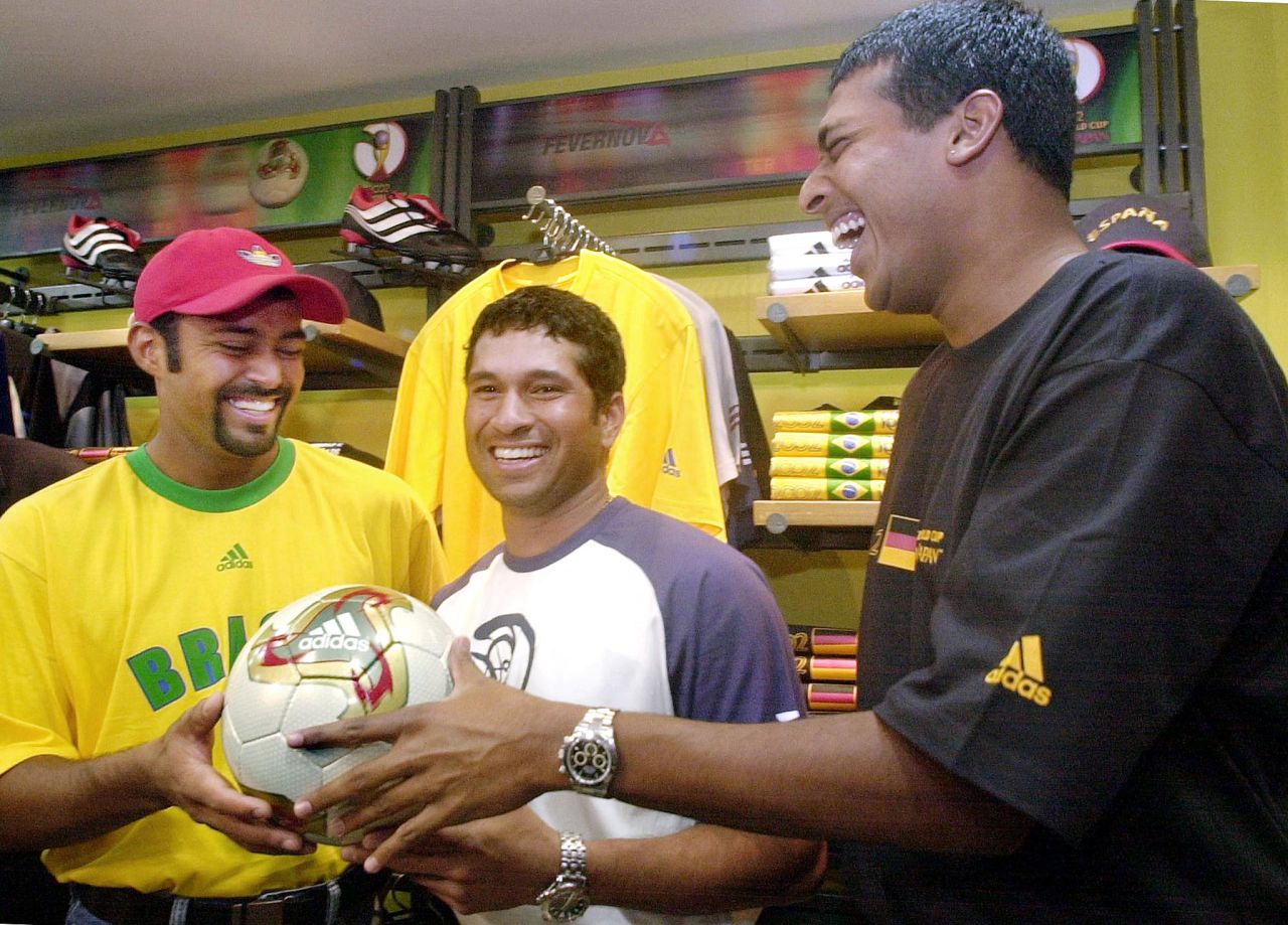 Bhupathi and Paes are household names in India but they can't quite match the fame that cricketer Sachin Tendulkar enjoys. Here the duo meet the highest runscorer in Test cricket -- known as the "Little Master" -- in 2002.