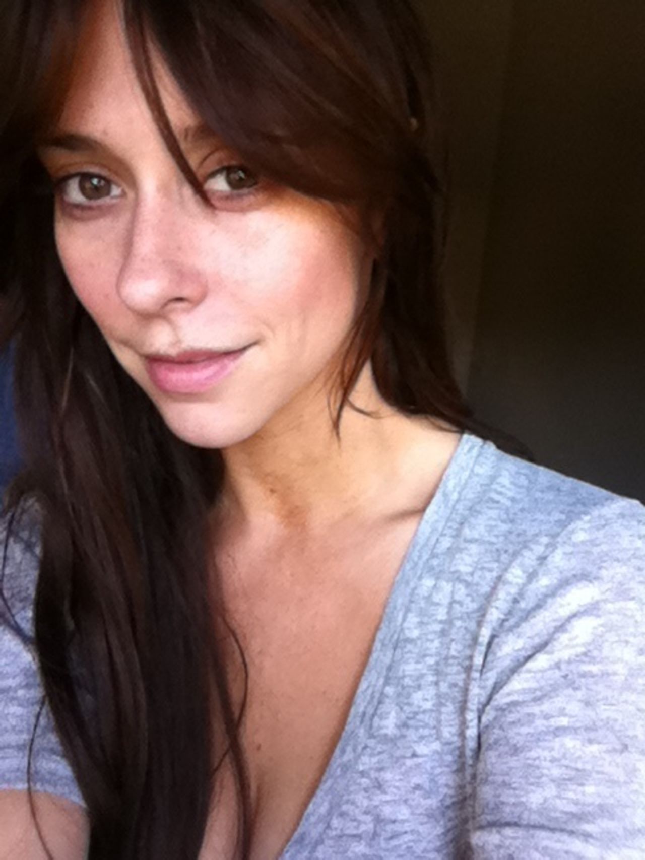 Jennifer Love Hewitt posted this photo of herself makeup-free with the tweet "No make up pic for my lovelys!" Her fan Leonardo Milevich posted a response: "This only prove[s] the kind of great woman you are. Hugs for you." 