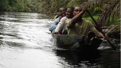 Mapping facilitators from the Rainforest Foundation on the Ntem River, in the Minkebé Forest area.