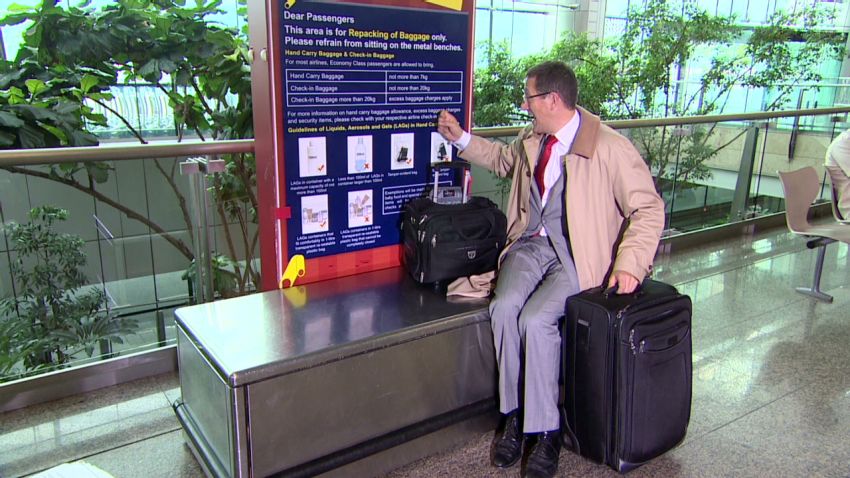 exp Business Traveller Richard Quest Excess Baggage The Big Pocket Travel Jacket_00002001